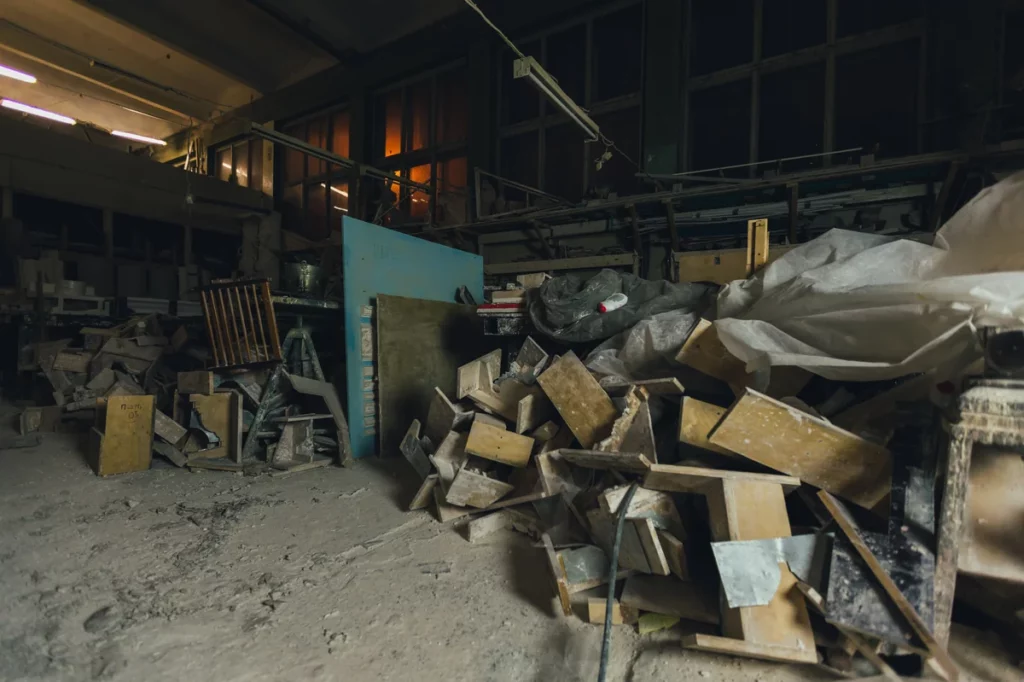 Gerümpel und Holzreste bei Betriebsauflösung vor Entrümpelung NRW