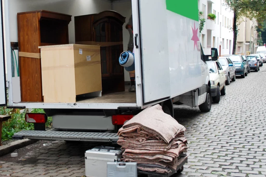 Transporter mit Möbeln und Decken bei Haushaltsauflösung und Entrümpelung in NRW